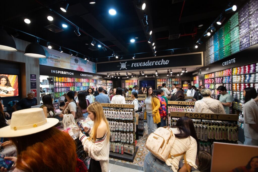 Revesderecho abre su primera tienda en Perú y apuesta por el auge del tejido como tendencia de bienestar, comunidad y creatividad 2 Copia de 18 1