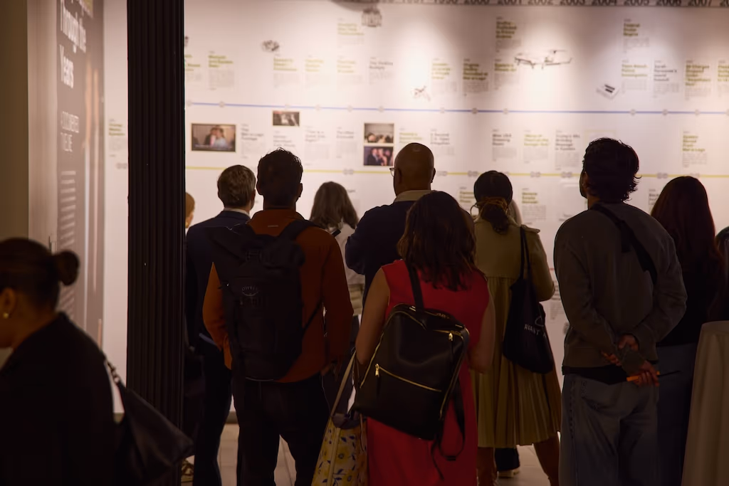 "Epstein Files": exhibición en Nueva York imprime 3,5 millones de documentos del caso Jeffrey Epstein 4 Crowd at Timeline Photographer Collins Nai 1779713082900 1200w 4am0tFJ