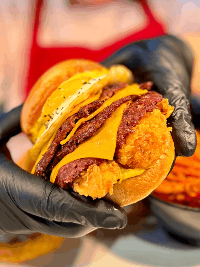 Día de la Hamburguesa: Fridays lleva las smash burgers a otro nivel con su nueva línea Ultimate Tripl3 Smash Burgers 4 Cuerpo de nota 2 1