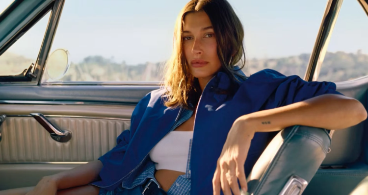 Hailey Bieber protagoniza la nueva campaña de verano de Mango