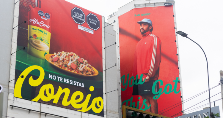 "No te resistas, conejo": la acción de AlaCena que aprovechó la campaña de Bad Bunny con adidas 1 "No te resistas, conejo": la acción de AlaCena que aprovechó la campaña de Bad Bunny con adidas