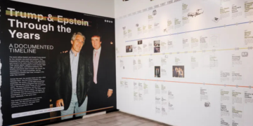 "Epstein Files": exhibición en Nueva York imprime 3,5 millones de documentos del caso Jeffrey Epstein 3 "Epstein Files": exhibición en Nueva York imprime 3,5 millones de documentos del caso Jeffrey Epstein