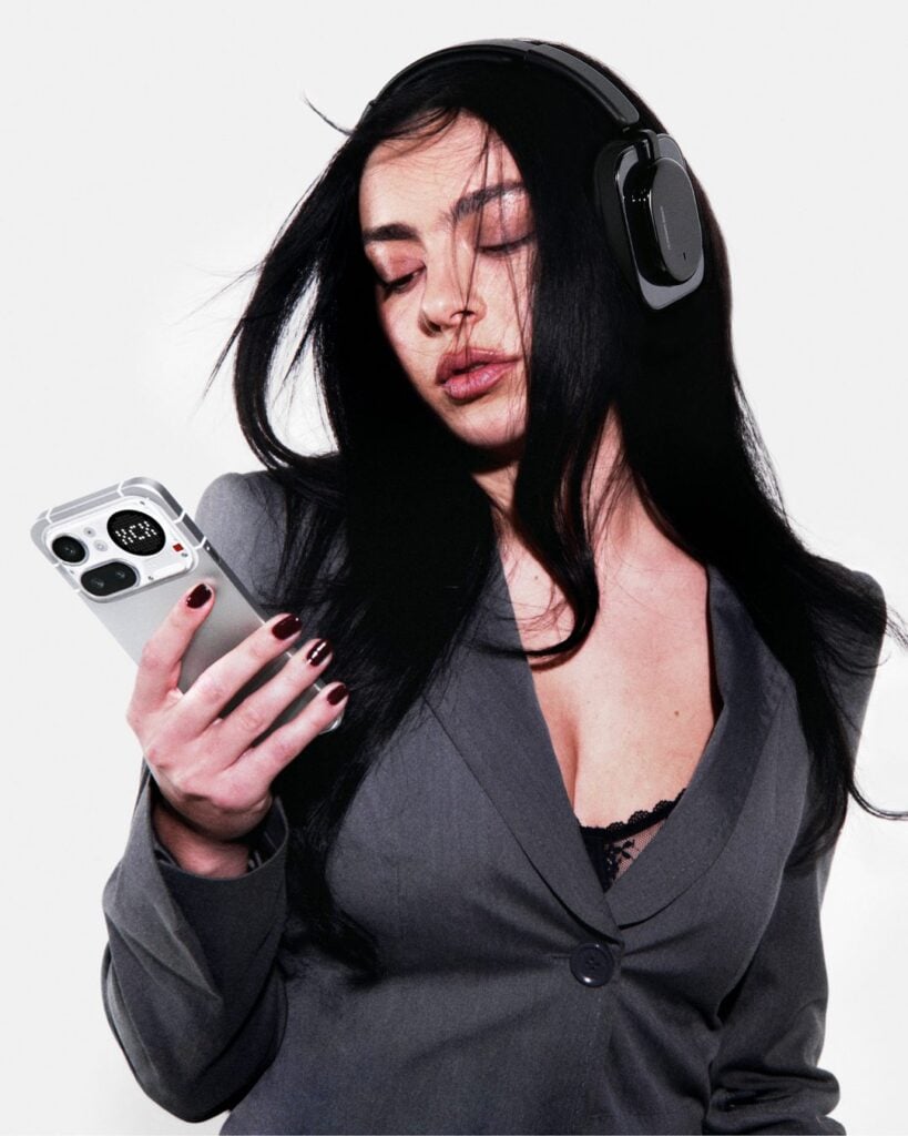 Charli XCX firma como embajadora global y accionista de Nothing 2 Dont know what shes looking at but at least she can see it w the 1.5K HD AMOLED display on P 1