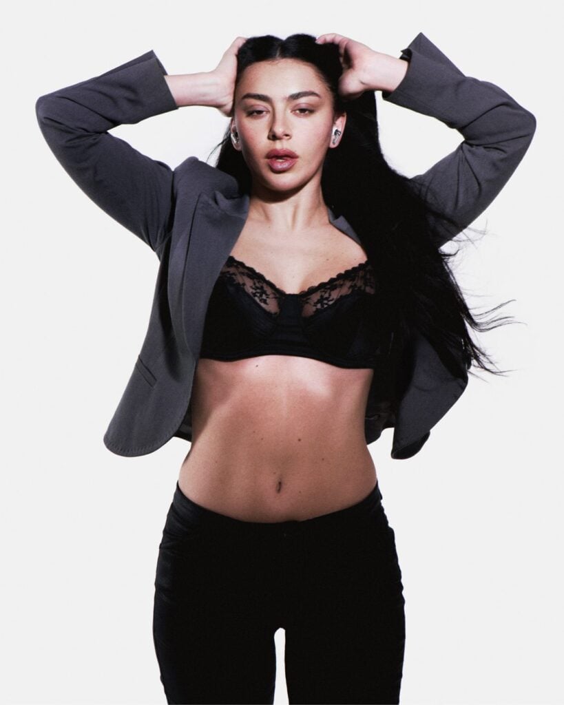 Charli XCX firma como embajadora global y accionista de Nothing 3 Charli XCX firma como embajadora global de Nothing.