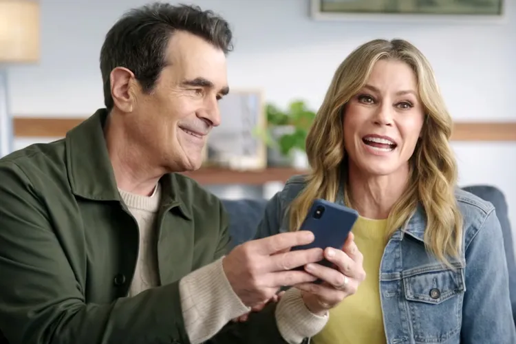 Campaña al estilo Modern Family trae de regreso a "Claire y Phil" para concientizar sobre la meningitis 3 Julie Bowen Ty Burrell Meningitis 051026 00f7ad83bf3047f482553f4e73845cd0
