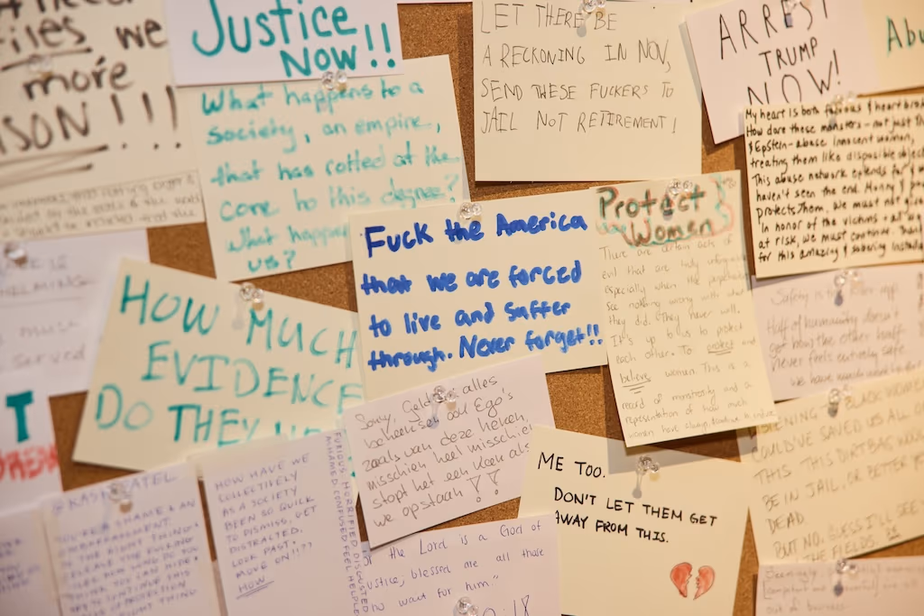 "Epstein Files": exhibición en Nueva York imprime 3,5 millones de documentos del caso Jeffrey Epstein 8 Notes Justice Now Photographer Collins Nai 1200w BetEqAS2