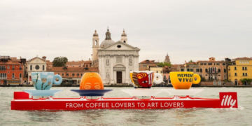 Illy convierte las aguas de Venecia en una galería flotante para presentar su nueva colección de tazas 3 Illy convierte las aguas de Venecia en una galería flotante para presentar su nueva colección de tazas