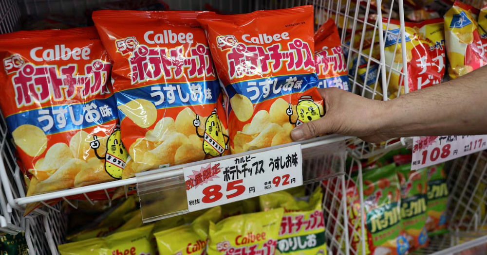 Una marca japonesa de snacks eliminará el color de varios empaques por la escasez de tinta provocada por la guerra en Oriente Medio 3 Una marca japonesa de snacks tendra empaques en blanco y negro por la escasez de tinta provocada por la guerra en Oriente Medio