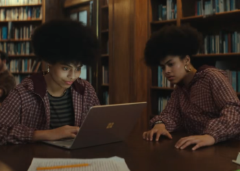 Microsoft usa gemelos reales para representar la multitarea universitaria en Windows 11