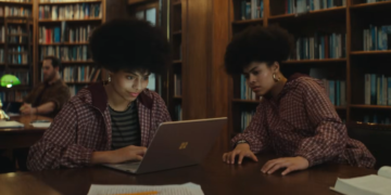 Microsoft usa gemelos reales para representar la multitarea universitaria en Windows 11