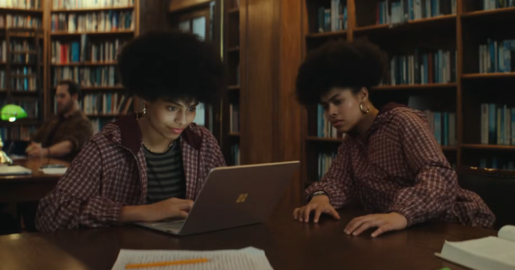 Microsoft usa gemelos reales para representar la multitarea universitaria en Windows 11