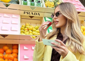 Prada convirtió una frutería de Milán en una pop-up para vender perfumes y maquillaje