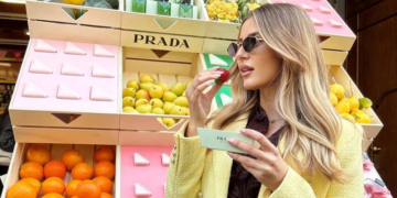Prada convirtió una frutería de Milán en una pop-up para vender perfumes y maquillaje