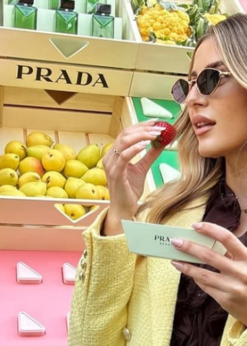 Prada convirtió una frutería de Milán en una pop-up para vender perfumes y maquillaje