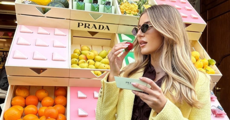 Prada convirtió una frutería de Milán en una pop-up para vender perfumes y maquillaje 1 Prada convirtió una frutería de Milán en una pop-up para vender perfumes y maquillaje