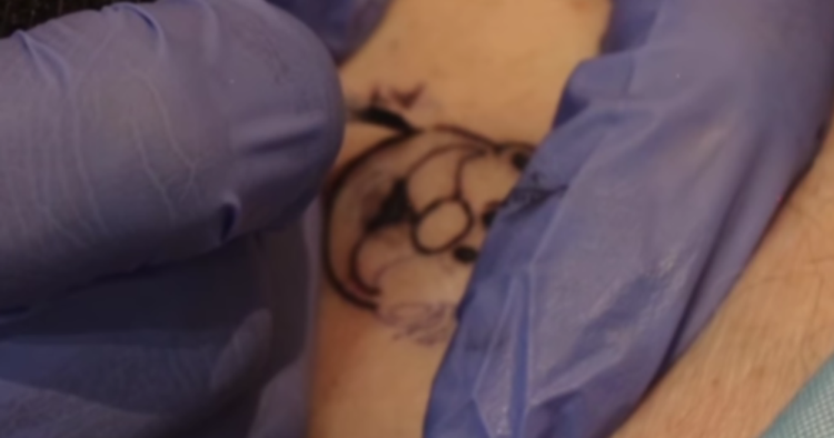 Farmacias Similares pagará $800 a quienes tengan tatuajes del Dr. Simi y convierte el fandom en estrategia de marketing 1 Farmacias Similares pagará $800 a quienes tengan tatuajes del Dr. Simi y convierte el fandom en estrategia de marketing