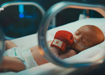 Huggies lanza campaña que reconoce a los bebés en cuidados intensivos como "pequeños luchadores"