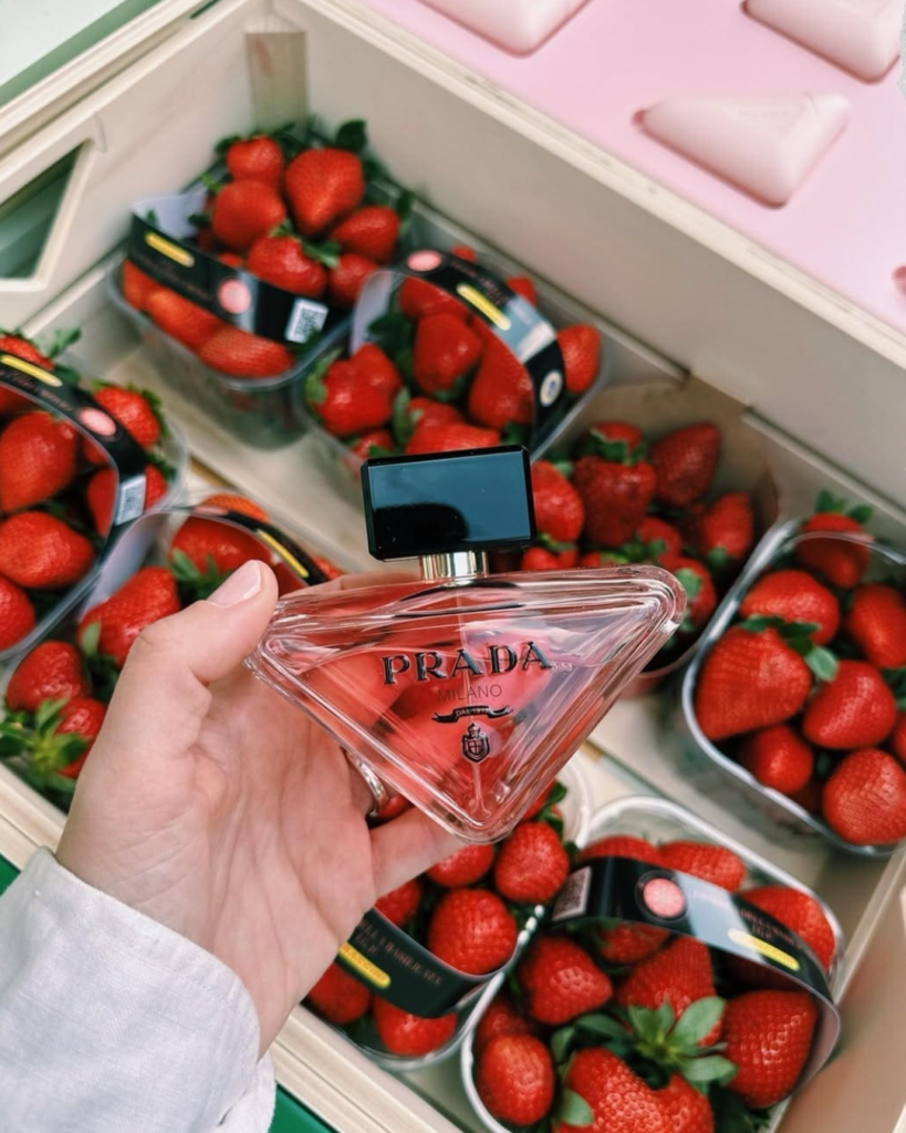 Prada convirtió una frutería de Milán en una pop-up para vender perfumes y maquillaje 3 Prada convirtió una frutería de Milán en una pop-up para vender perfumes y maquillaje