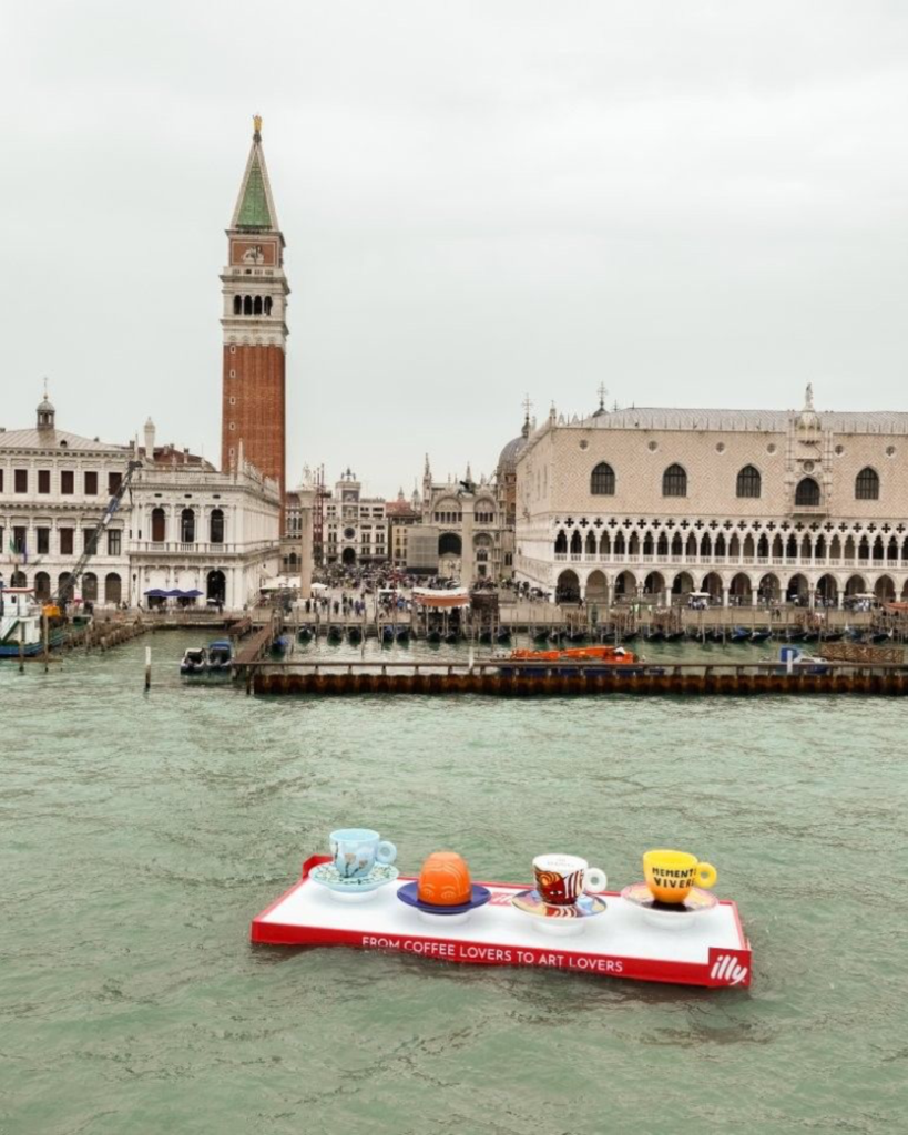 Illy convierte las aguas de Venecia en una galería flotante para presentar su nueva colección de tazas 2 Illy instala tazas flotantes de café en las aguas de Venecia