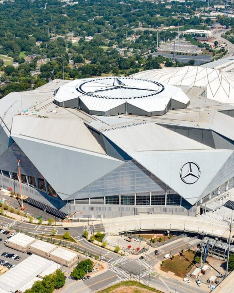 El logo de Mercedes-Benz está integrado al techo retráctil del estadio