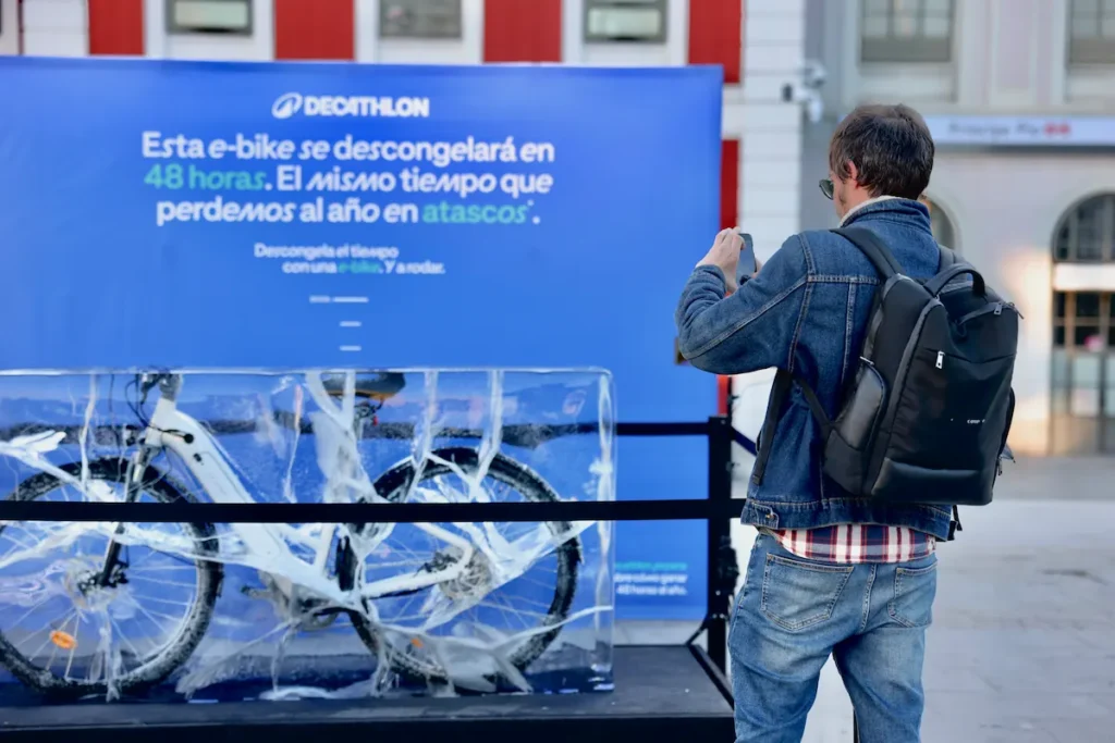 Decathlon congela una bicicleta para demostrar cuánto tiempo se pierde en el tráfico.