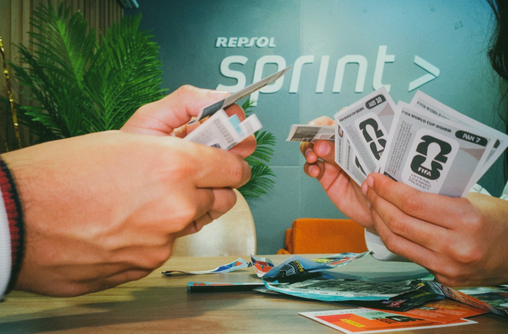 Repsol convierte el intercambio de figuritas en una experiencia mundialista con premios y activaciones 2 image 67
