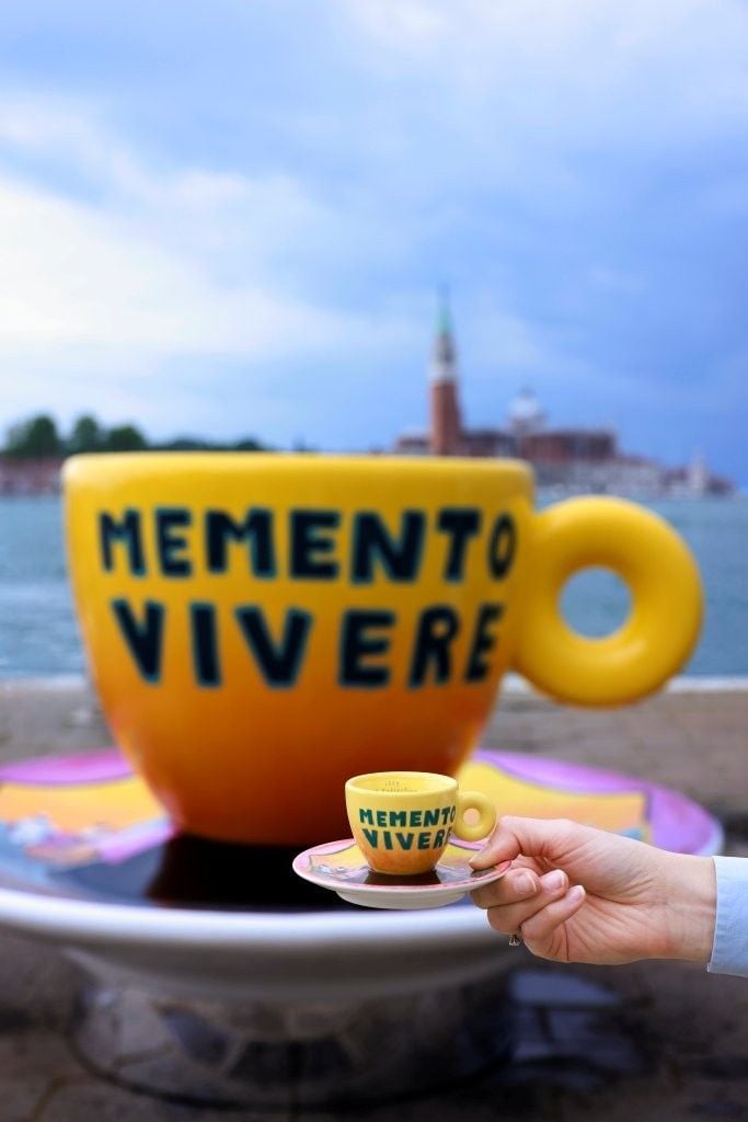 Illy convierte las aguas de Venecia en una galería flotante para presentar su nueva colección de tazas 3 Illy convierte las aguas de Venecia en una galería flotante para presentar su nueva colección de tazas de café
