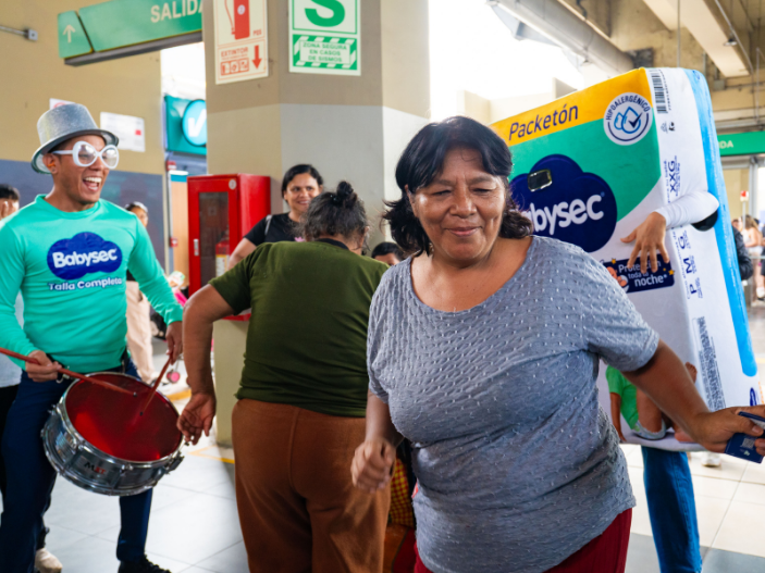 Babysec lleva el cuidado infantil a la Línea 1 del Metro de Lima con activación de su nuevo pañal Talla Completa 2 Babysec