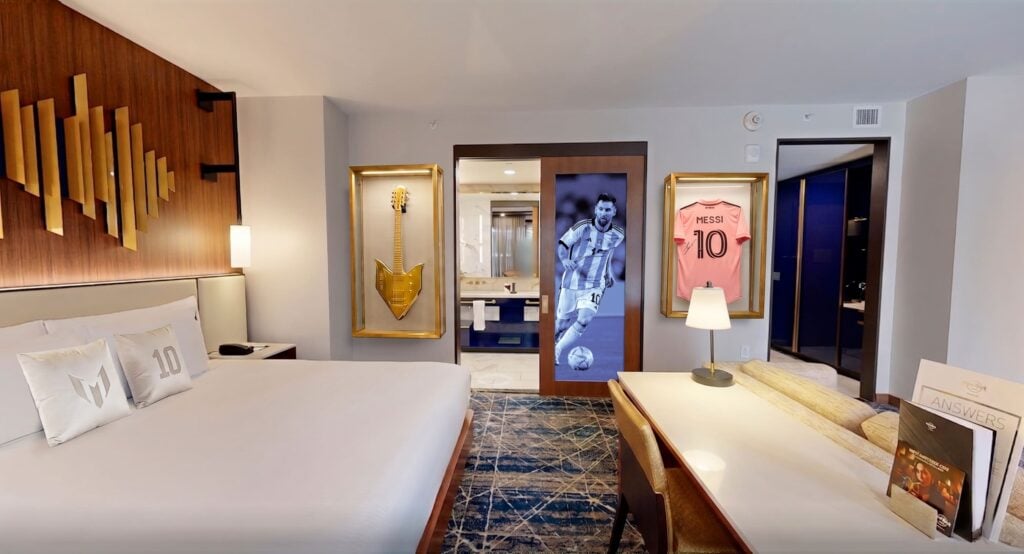 9396651 HR room10 04 2