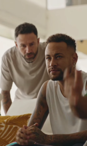 De rivales a "roomies": Neymar Jr. y Miguel Layun se reencuentran en spot mundialista 3 Neymar Jr. y Miguel Layun se reencuentran en spot mundialista.