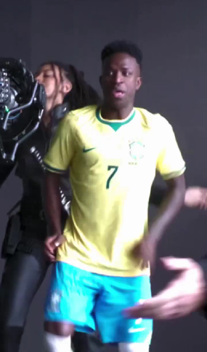 ¿El mejor crossover del año? Nike estrena teaser de su campaña mundialista "Rip the Script" 4 Nike estrena teaser de su campaña mundialista ‘Rip the Script’.