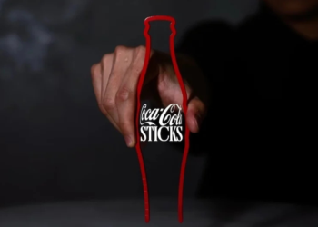 Coca-Cola reimagina los palitos chinos con una propuesta que se inspira en sus botellas