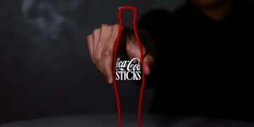 Coca-Cola transforma los palitos chinos en una propuesta inspirada en sus icónicas botellas 2 Coca-Cola reimagina los palitos chinos con una propuesta que se inspira en sus botellas