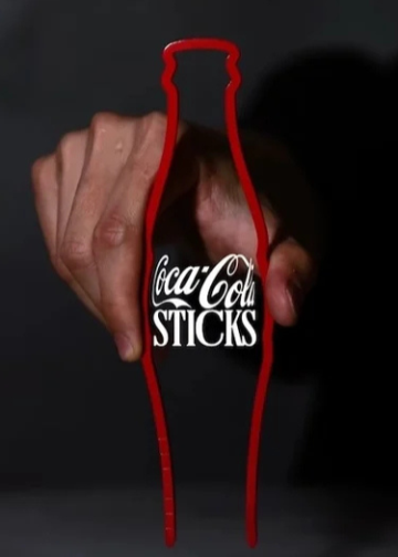 Coca-Cola reimagina los palitos chinos con una propuesta que se inspira en sus botellas