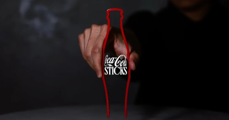 Coca-Cola transforma los palitos chinos en una propuesta inspirada en sus icónicas botellas 1 Coca-Cola reimagina los palitos chinos con una propuesta que se inspira en sus botellas