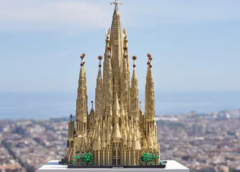 LEGO lanza una réplica de la Sagrada Familia con 12.060 piezas, la más grande de su historia