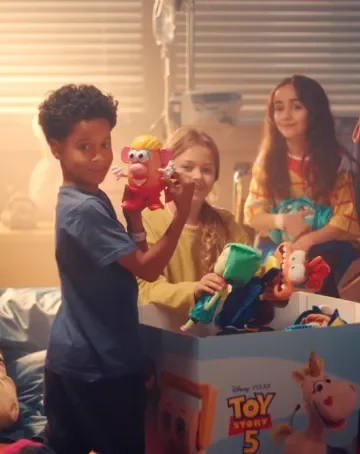 MercadoNegro 40 Disney reúne a los personajes de Toy Story 5 en un corto para impulsar su iniciativa "The Magic of Movies"