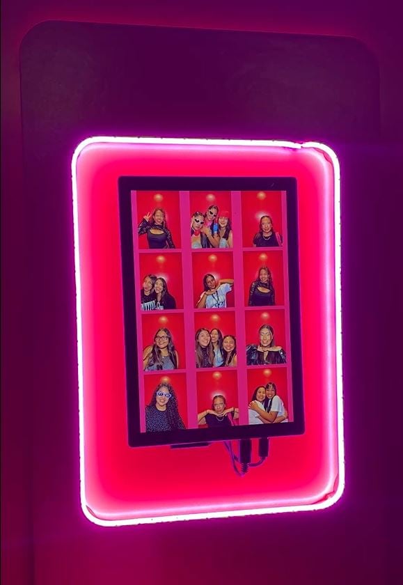 Ripley llevó la experiencia FUTTTURA más allá del escenario con activaciones para los fans de TINI 9 Fotos personas photobooth.JPG