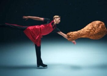 KFC sorprende con spot surrealista donde un joven baila con una pierna de pollo gigante