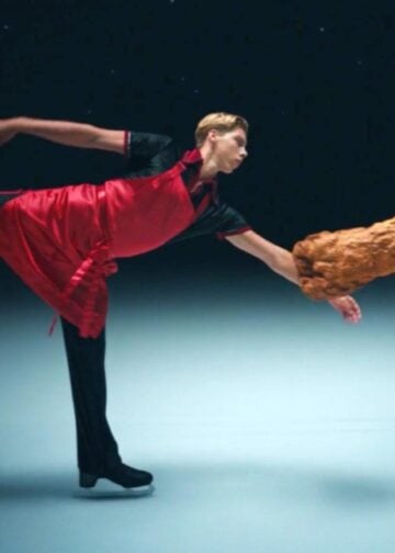 KFC sorprende con spot surrealista donde un joven baila con una pierna de pollo gigante