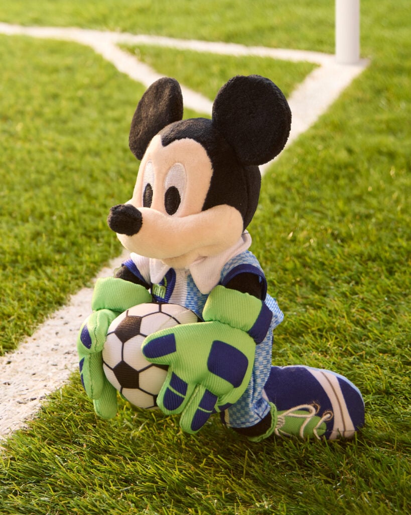 Disney lanza colección de peluches inspirada en el Mundial 2026.