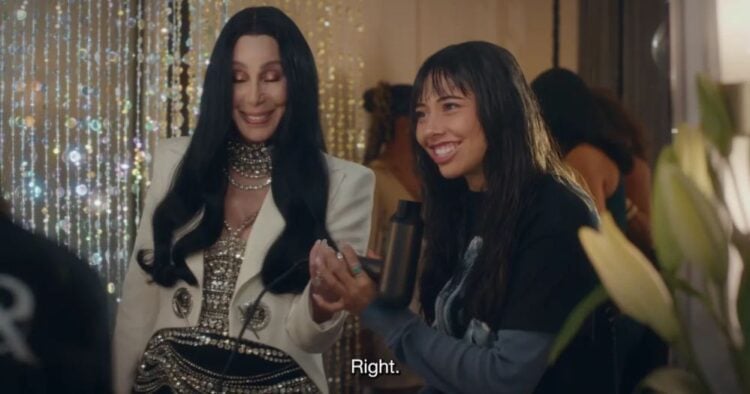 Cher revela el secreto de su deslumbrante melena en esta campaña junto a Xochitl Gomez 1 PORTADA MN 2026 06 08T094852.073