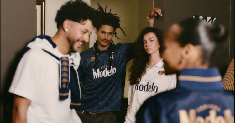 Modelo y Kappa lanzan una colección inspirada en la cultura que rodea al fútbol