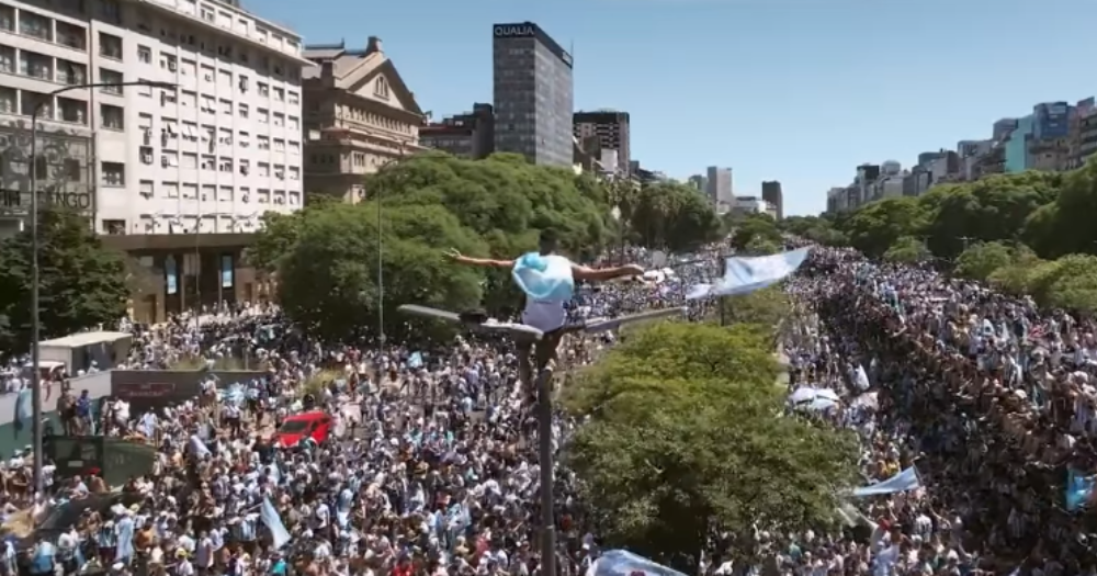 McDonald’s lanza campaña en Nueva York para recibir a hinchas argentinos durante el Mundial 2026 2 La marca convirtió al McDonald's del Obelisco y al de Times Square en protagonistas de una emotiva carta que celebra la identidad, las cábalas y la pasión de los hinchas argentinos.