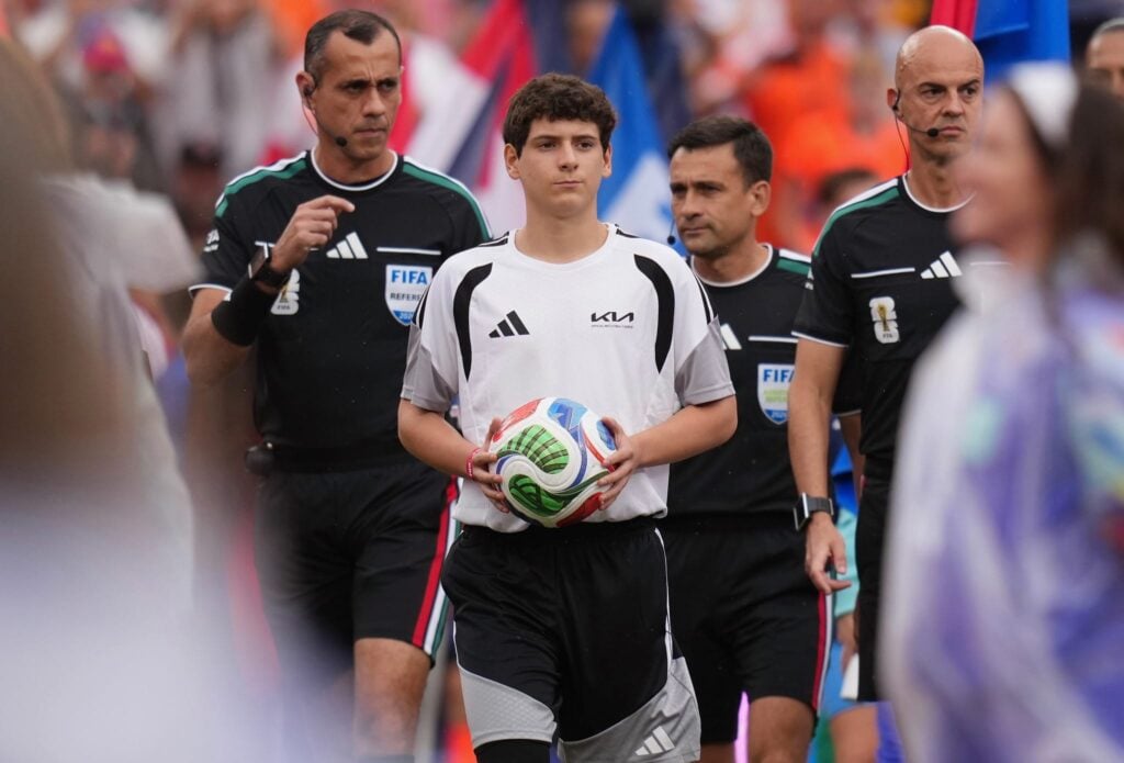 Niño peruano entrega balón oficial en partido del Mundial 2026 4 SLIDE 1 NINO PERUANO