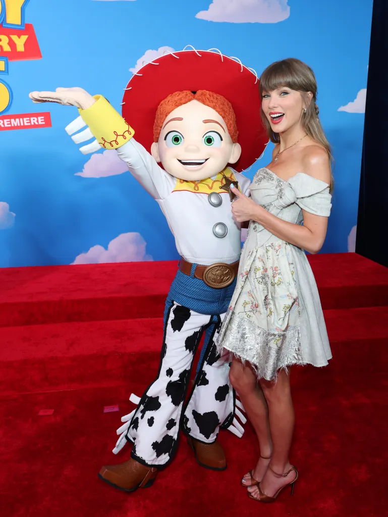 Toy Story 5: cómo Disney convirtió a Taylor Swift en su embajadora no oficial 7 TAYLOR JESSIE