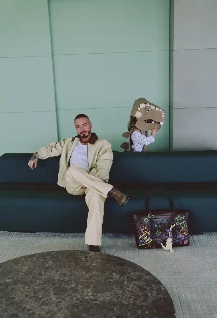 J Balvin saca su lado más tierno junto a su hijo Río en campaña por el Día del Padre.
