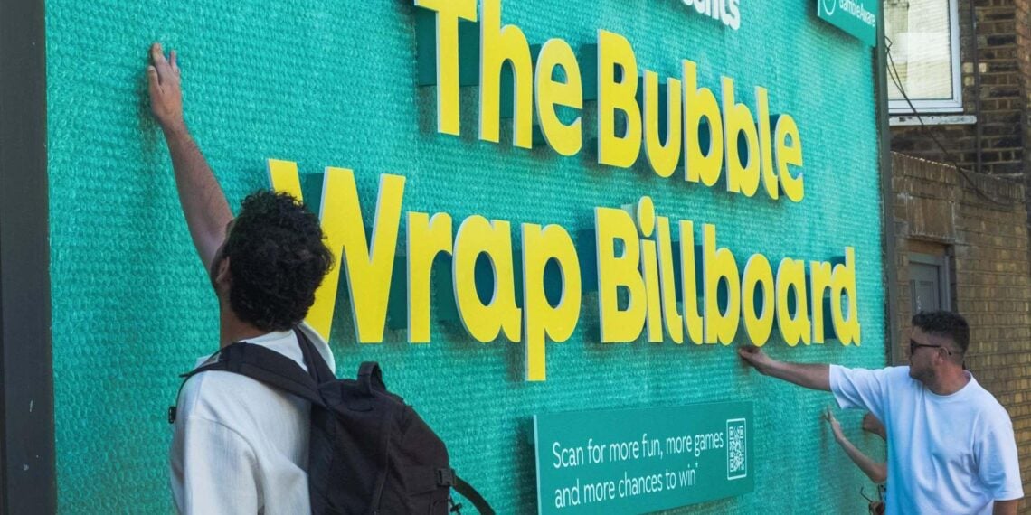 Valla hecha con papel burbuja