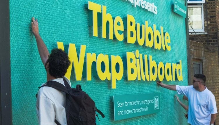 Valla hecha con papel burbuja