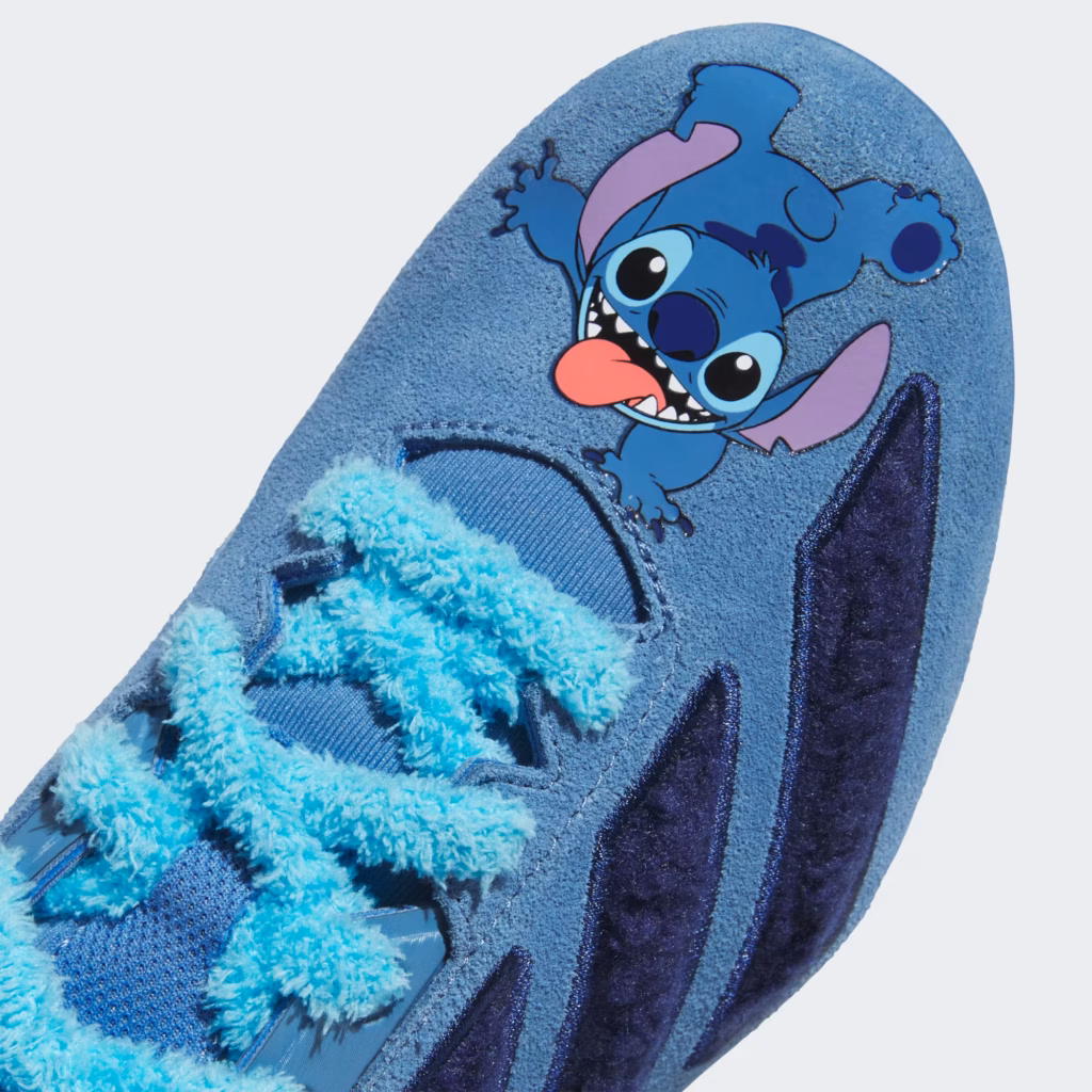 Disney y adidas se unen para crear botines con temática de Stitch. 